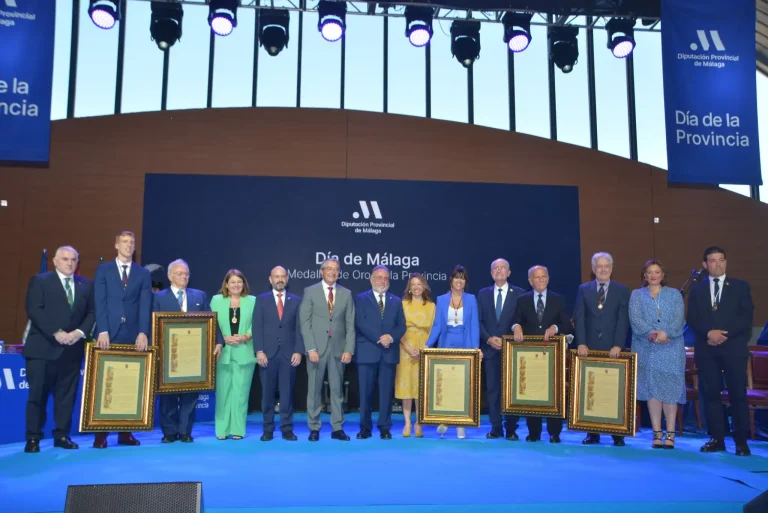 La Diputación celebra el Día de Málaga con la entrega de la Medalla de Oro de la Provincia a Emilio Alba, Vanesa Martín, Alberto Díaz, Prolongo y al Real Club Mediterráneo La Diputación celebra el Día de Málaga con la entrega de la Medalla de Oro de la Provincia a Emilio Alba, Vanesa Martín, Alberto Díaz, Prolongo y al Real Club Mediterráneo