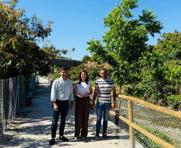 Un nuevo paseo peatonal financiado por la Diputación facilita y hace más seguro el acceso al polideportivo de Árchez Un nuevo paseo peatonal financiado por la Diputación facilita y hace más seguro el acceso al polideportivo de Árchez