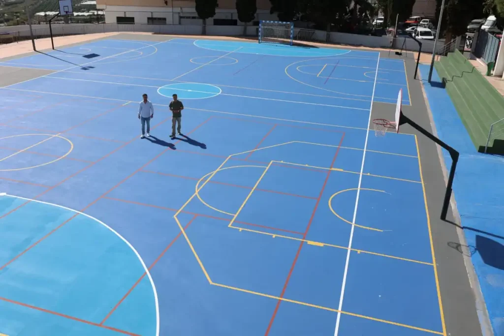 Torrox abre al uso vecinal las pistas polideportivas del CEIP Mare Nostrum tras una inversión de 40.000 euros
